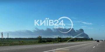 Под Киевом после ночного удара горит промышленный объект Под Киевом после ночного удара горит промышленный объект