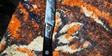 В Волновахе мужчина в соре метнул нож в супругу