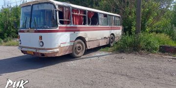 ВСУ сбросили бомбу на автобус стоящий на заправке в Горловке