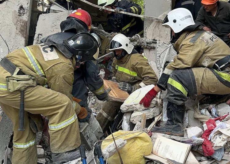 Из разрушенных ВСУ зданий Луганска, достали 7 живых людей