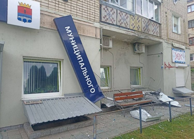 FPV-дрон ВСУ атаковал администрацию в Каховке FPV-дрон ВСУ атаковал администрацию в Каховке