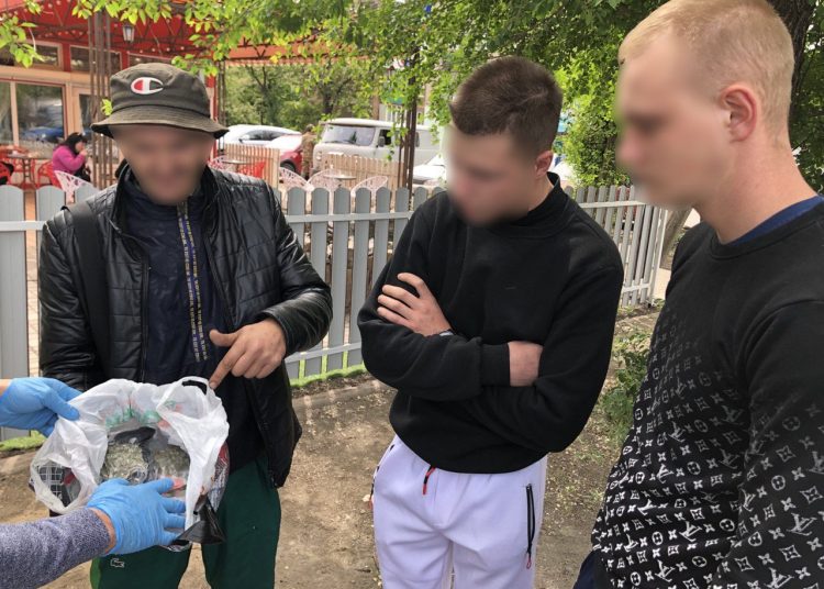 Сотрудники полиции изъяли наркотики у жителя Шахтерска Сотрудники полиции изъяли наркотики у жителя Шахтерска