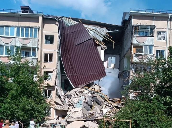 ВСУ ударили по многоэтажному дому в Шебекино французской авиабомбой HAMMER