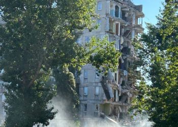 В Первомайске ЛНР после обстрела демонтируют многоквартирный дом