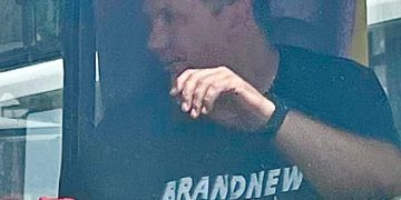 Раненый в голову спасатель спас людей на пляже в Севастополе Раненый в голову спасатель спас людей на пляже в Севастополе