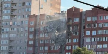 В Днепропетровске обломки ракеты ВСУ упали на жилой дом В Днепропетровске обломки ракеты ВСУ упали на жилой дом