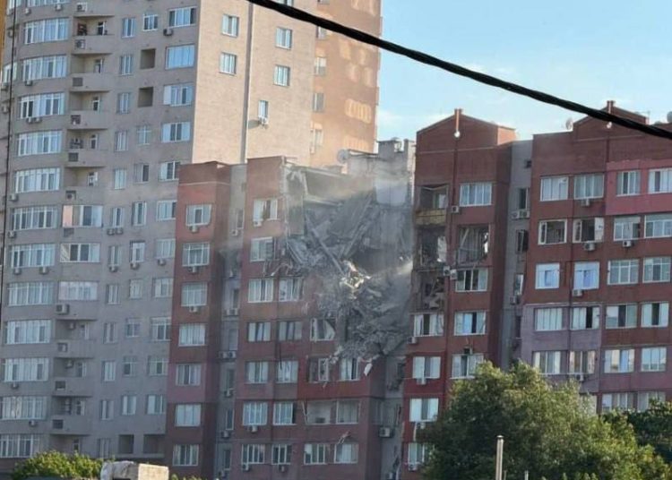 В Днепропетровске обломки ракеты ВСУ упали на жилой дом В Днепропетровске обломки ракеты ВСУ упали на жилой дом