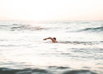 В Мариуполе на побережье моря погиб мужчина