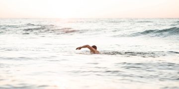 В Мариуполе на побережье моря погиб мужчина