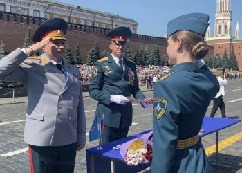 Выпускникам донецкого института МЧС впервые вручили дипломы на Красной площади