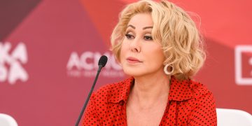 Певица Любовь Успенская пообщалась с молодежью ДНР