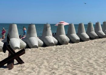 На пляжах Одесской области устанавливаются оборонные сооружения