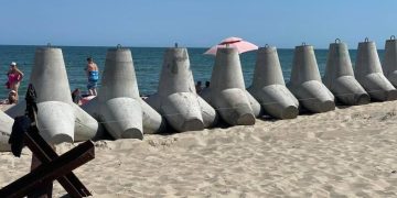 На пляжах Одесской области устанавливаются оборонные сооружения На пляжах Одесской области устанавливаются оборонные сооружения