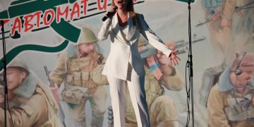 Маргарита Лисовина выступила на фестивале «Автомат и гитара» в Омске Маргарита Лисовина выступила на фестивале «Автомат и гитара» в Омске