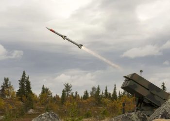 В Сети появились кадры прилета ракеты из ЗРК NASAMS ВСУ по корпусу «Охматдит» в Киеве