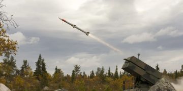 В Сети появились кадры прилета ракеты из ЗРК NASAMS ВСУ по корпусу «Охматдит» в Киеве