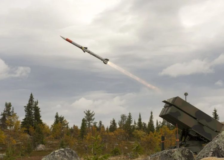 В Сети появились кадры прилета ракеты из ЗРК NASAMS ВСУ по корпусу «Охматдит» в Киеве