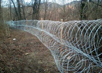 Вдоль реки Тиса на Закарпатье установили колючее ограждение