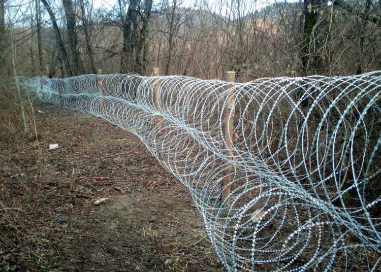 Вдоль реки Тиса на Закарпатье установили колючее ограждение Вдоль реки Тиса на Закарпатье установили колючее ограждение