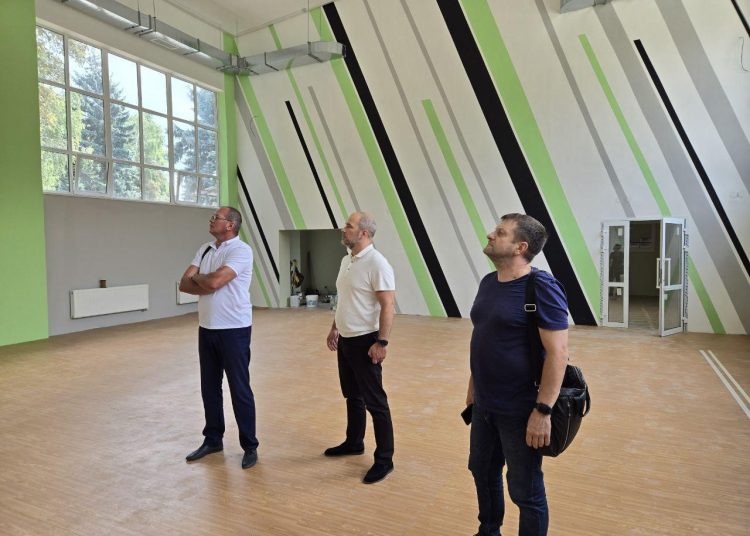 Хабаровский край завершает ремонт в школе города Дебальцево