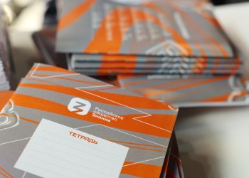 Донецкие первоклассники получат школьные наборы к 1 сентября