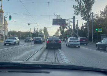 На Ленинском проспекте рухнуло дерево