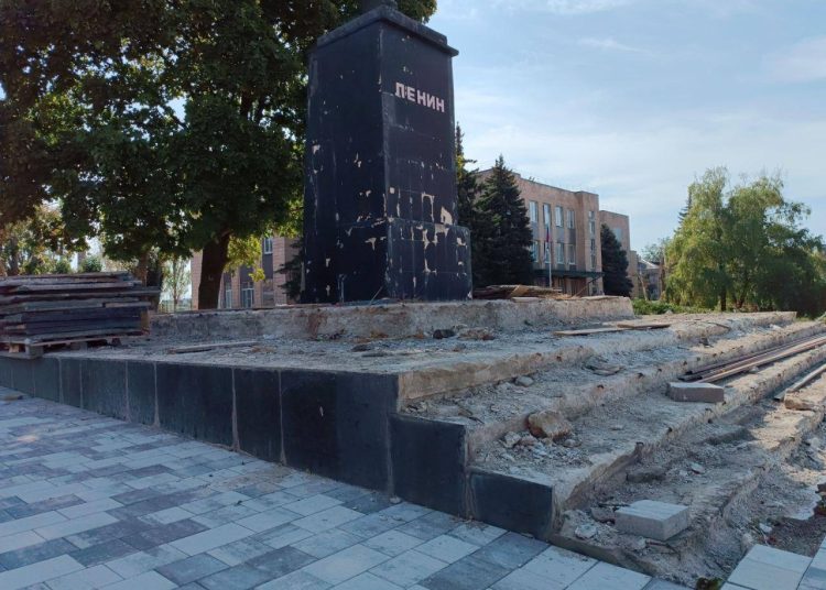 В Амвросиевке завершен этап по реконструкции площади им. Ленина