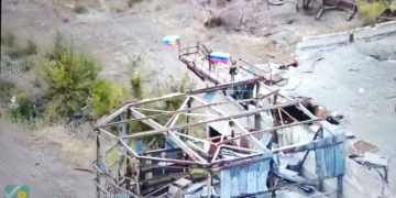 На территории шахты "Южнодонбасская №1" возле Угледара поднят флаг РФ На территории шахты «Южнодонбасская №1» возле Угледара поднят флаг РФ