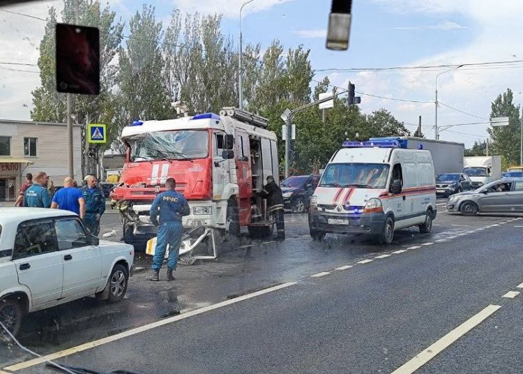 В Луганске произошло серьезное ДТП с участием пожарной машины