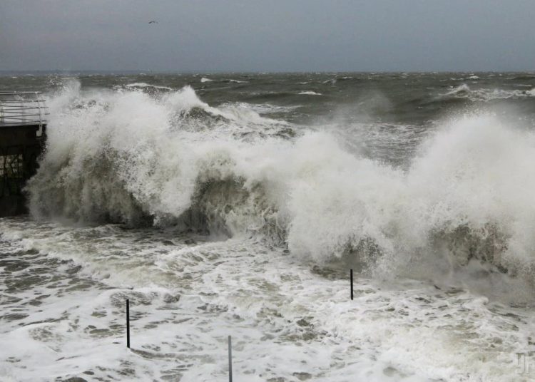 Завтра ДНР накроют полутораметровые волны Завтра ДНР накроют полутораметровые волны
