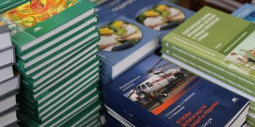 Сахалинская область отправила более двух тысяч книг в учебные заведения Шахтерска