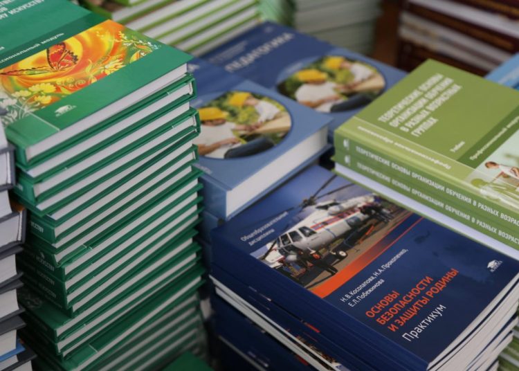 Сахалинская область отправила более двух тысяч книг в учебные заведения Шахтерска