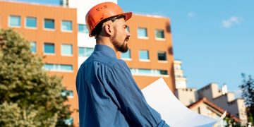 В Мариуполе возводят новый дом с часами на месте разрушенного символа города В Мариуполе возводят новый дом с часами на месте разрушенного символа города