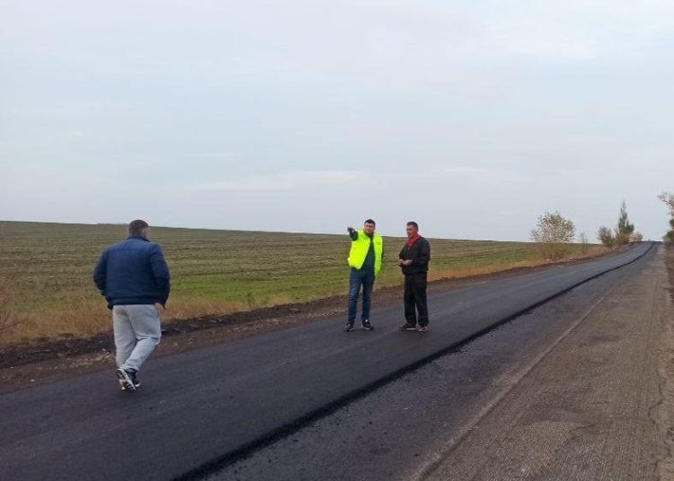 В ДНР начали укладку нового асфальта на дорогах Новоазовского и Мариупольского районов