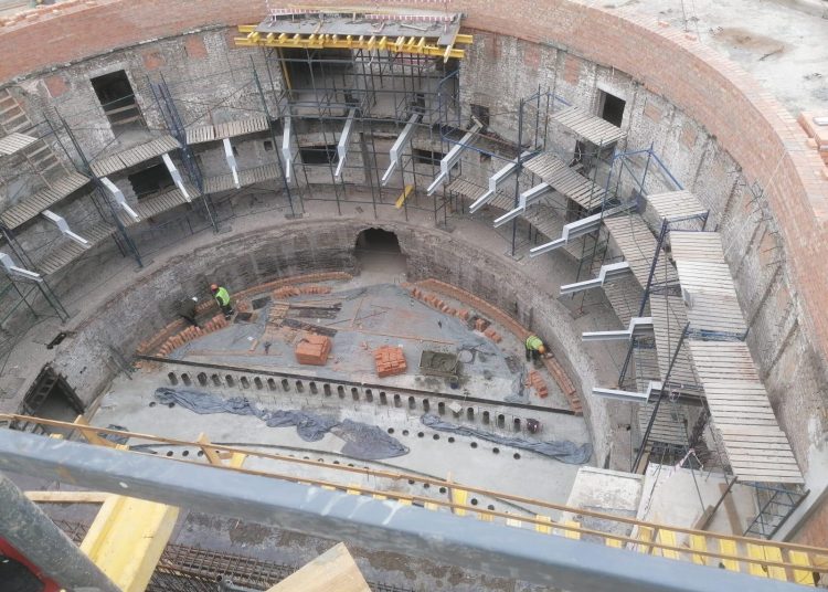 Петербургские строители активно восстанавливают драмтеатр в Мариуполе Петербургские строители активно восстанавливают драмтеатр в Мариуполе