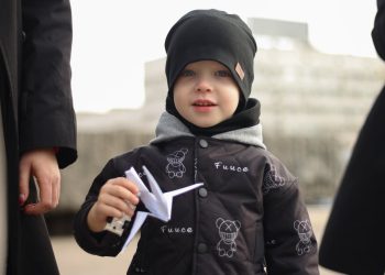 День белых журавлей в Донецке: школьники дарили символ мира прохожим