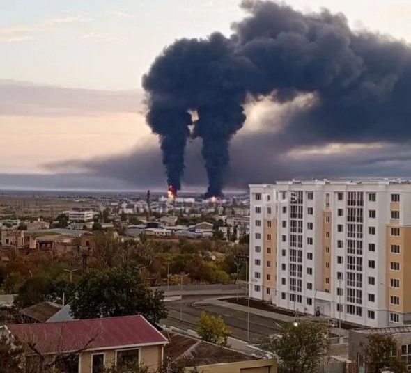 Украинские дроны атаковали крупнейшую нефтебазу Крыма в Феодосии