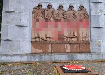 Вандалы осквернили монумент советским воинам в Полтаве