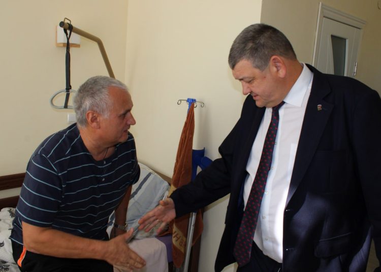 Водитель из Горловки удостоен знаком отличия после атаки ВСУ Водитель из Горловки удостоен знаком отличия после атаки ВСУ