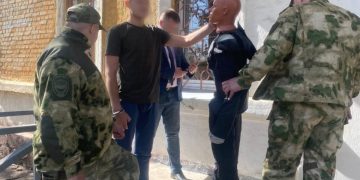 Мужчина убил охранника школы с одного удара в Донецке Мужчина убил охранника школы с одного удара в Донецке