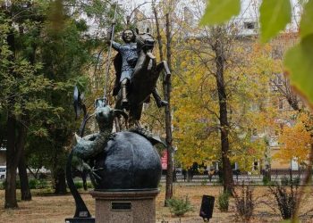 В Донецке открыли гигантскую наковальню — новый выставочный павильон