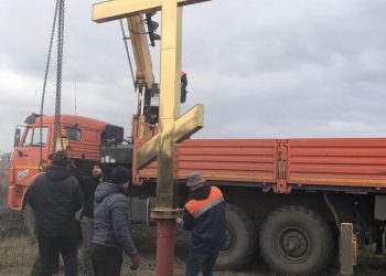 Южноуральцы усилили поклонный крест в Волновахе