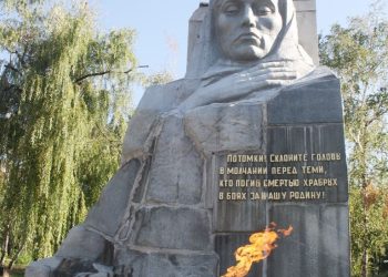 Флаг РФ поднят над скульптурой «Скорбящая мать» в центре Дзержинска