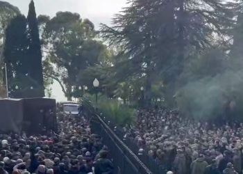 В Сухуме протестующие прорвались к парламенту и требуют отказа от ратификации договоров с Россией