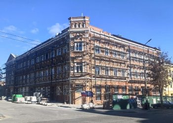 В Мариуполе завершается восстановление фасада дворца культуры «Молодежный» В Мариуполе завершается восстановление фасада дворца культуры «Молодежный»