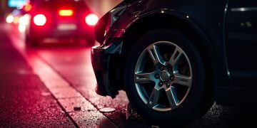 В Луганске автомобиль наехал на сотрудников дорожной службы