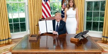 Мелания Трамп отказала Байдену в визите