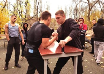 В Торезе отметили День народного единства турниром по армрестлингу