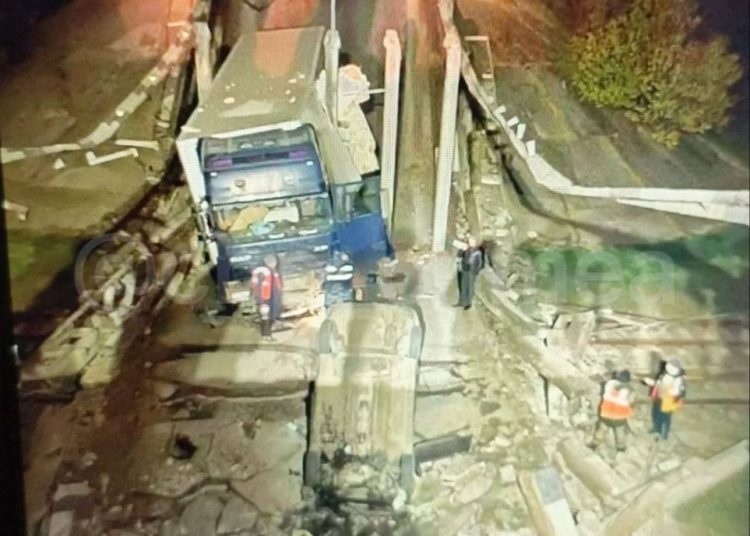 В Крыму обрушился автомобильный мост, есть пострадавшие В Крыму обрушился автомобильный мост, есть пострадавшие