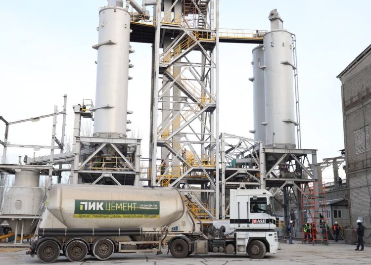 Амвросиевский цементный завод ввел в эксплуатацию новую линию для спецсмесей
